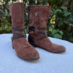 UGG Deanna riding boots in brown suede leather
Size 10